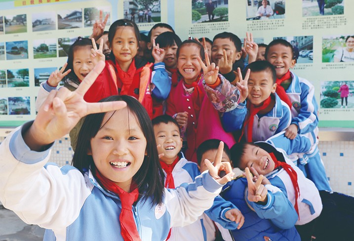 12月5日至16日、12日至13日，集團分別委派總裁辦公室主任蔣永林及集團品牌管理部總經理李啟清，會同廣東省教育基金會許懷升秘書長、副秘書長雷國增等相關領導，一起前往我集團捐建的學校，為優(yōu)秀師生和家庭