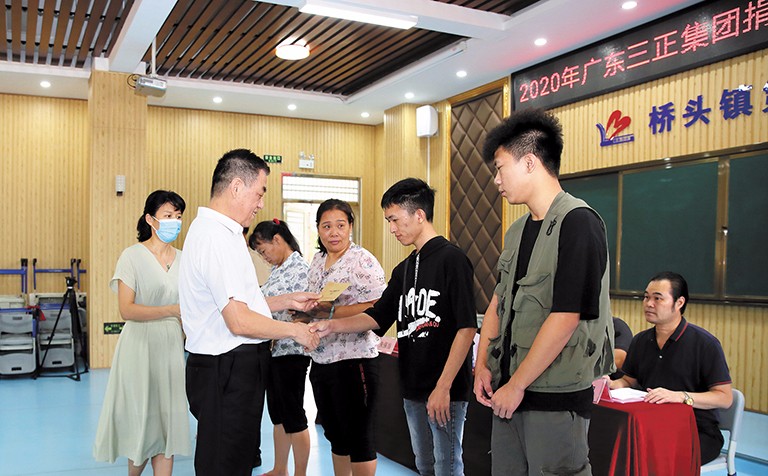 9月15日上午，我集團在橋頭鎮(zhèn)第三小學舉行了2020年助學金發(fā)放儀式，助理總裁朱保當代表我集團向23名橋頭籍困難家庭大學生發(fā)放了17.8萬元助學金。這是我集團連續(xù)第12年資助橋頭籍困難家庭大學生完成大