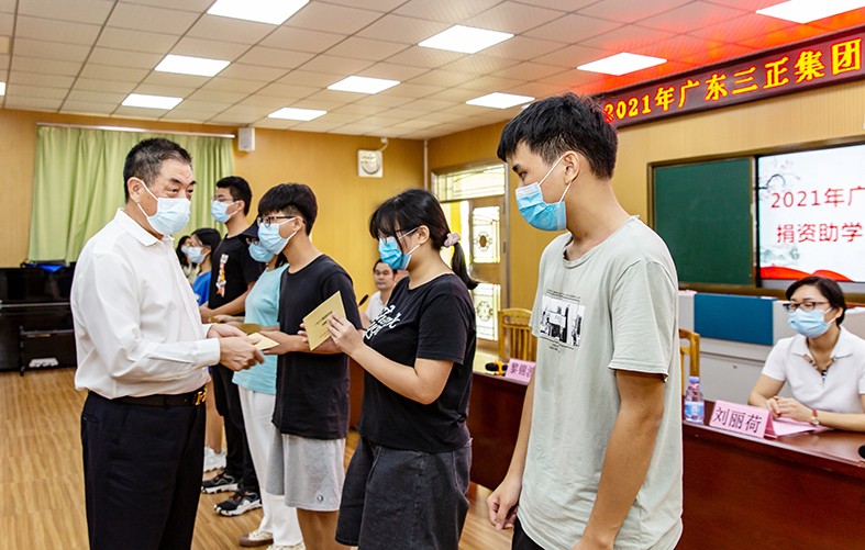 8月27日上午，我集團在橋頭鎮(zhèn)第二小學舉行了2021年助學金發(fā)放儀式，向23名橋頭籍困難家庭大學生發(fā)放助學金17.56萬元。這是我集團連續(xù)第13年資助橋頭籍困難家庭大學生完成大學學業(yè)。橋頭鎮(zhèn)三級調研員