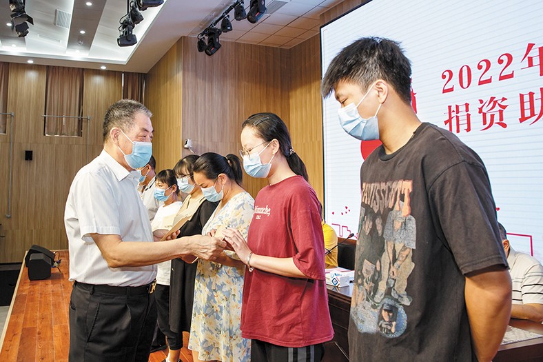 8月29日，我集團在橋頭鎮(zhèn)中心小學舉行了2022年捐資助學金發(fā)放儀式，向22名橋頭籍困難家庭在讀大學生發(fā)放助學金16.88萬元。